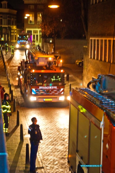 13042103.jpg - FOTOOPDRACHT:Dordrecht:21-04-2013:Op het balkon van een woning op de boogjes woede naar aanzien een flinke brand, toen de brandweer op het balkon was bleek het te gaan om een vuurkorf waar flink het vuur in zat. De bewoners waren rond om het huis met balkon waren in ieder geval snel wakers met 3 brandweer voertuigen in hun straat. De barndweer bluste de brand en de politie gaaf de straat weer vrij voor het verkeer.Deze digitale foto blijft eigendom van FOTOPERSBURO BUSINK. Wij hanteren de voorwaarden van het N.V.F. en N.V.J. Gebruik van deze foto impliceert dat u bekend bent  en akkoord gaat met deze voorwaarden bij publicatie.EB/ETIENNE BUSINK