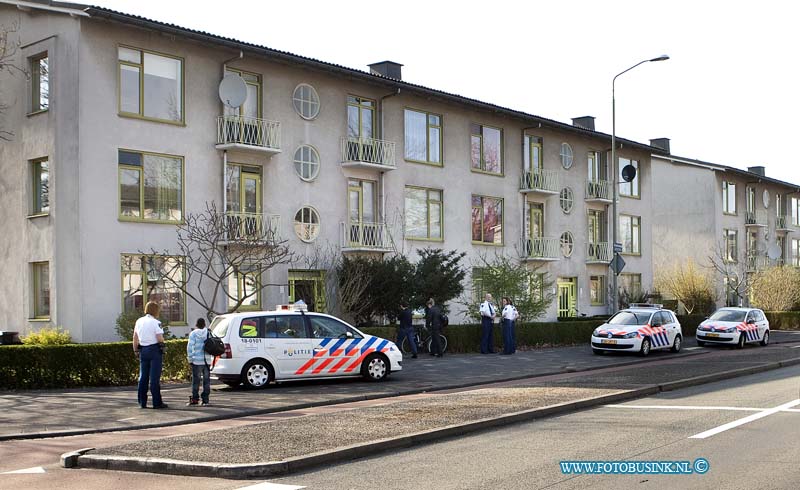 13042401.jpg - FOTOOPDRACHT:Dordrecht:24-04-2013:Vanmiddag werden tijdens een drugsactie in een woning in Oud Krispijn, de bewoners en een bezoeker aangehouden. Nu doorzoeking met de RC.Deze digitale foto blijft eigendom van FOTOPERSBURO BUSINK. Wij hanteren de voorwaarden van het N.V.F. en N.V.J. Gebruik van deze foto impliceert dat u bekend bent  en akkoord gaat met deze voorwaarden bij publicatie.EB/ETIENNE BUSINK