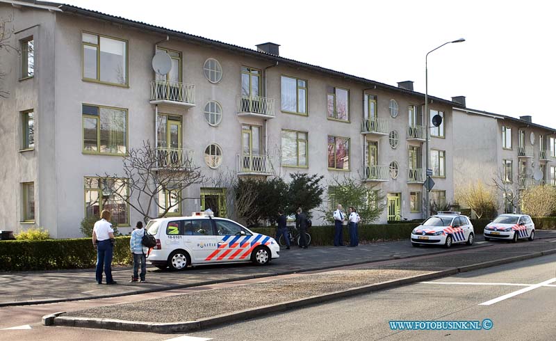 13042401.jpg - FOTOOPDRACHT:Dordrecht:24-04-2013:Vanmiddag werden tijdens een drugsactie in een woning in Oud Krispijn, de bewoners en een bezoeker aangehouden. Nu doorzoeking met de RC.Deze digitale foto blijft eigendom van FOTOPERSBURO BUSINK. Wij hanteren de voorwaarden van het N.V.F. en N.V.J. Gebruik van deze foto impliceert dat u bekend bent  en akkoord gaat met deze voorwaarden bij publicatie.EB/ETIENNE BUSINK