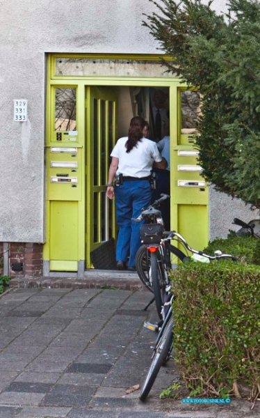 13042402.jpg - FOTOOPDRACHT:Dordrecht:24-04-2013:Vanmiddag werden tijdens een drugsactie in een woning in Oud Krispijn, de bewoners en een bezoeker aangehouden. Nu doorzoeking met de RC.Deze digitale foto blijft eigendom van FOTOPERSBURO BUSINK. Wij hanteren de voorwaarden van het N.V.F. en N.V.J. Gebruik van deze foto impliceert dat u bekend bent  en akkoord gaat met deze voorwaarden bij publicatie.EB/ETIENNE BUSINK