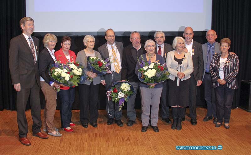 13042601.jpg - FOTOOPDRACHT:Alblasserdam:26-04-2013:In de grote zaal van Landvast. Het zijn 12 mensen.Een groepsfoto met burgemeester Blase met de gedecoreerde. Uitrijking lintjesDeze digitale foto blijft eigendom van FOTOPERSBURO BUSINK. Wij hanteren de voorwaarden van het N.V.F. en N.V.J. Gebruik van deze foto impliceert dat u bekend bent  en akkoord gaat met deze voorwaarden bij publicatie.EB/ETIENNE BUSINK