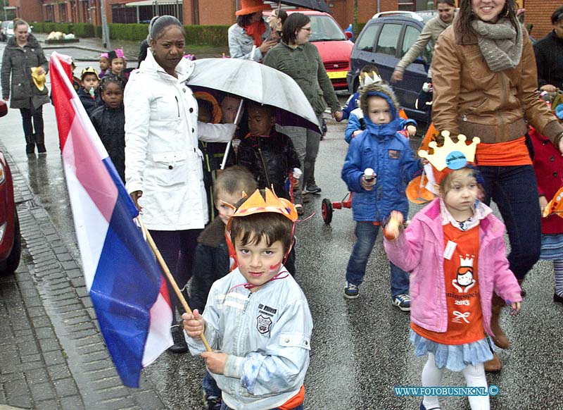 13042603.jpg - FOTOOPDRACHT:Dordrecht:26-04-2013:Kinderen doen mee aan de koningsspelen op school de fontein Oud KrispijnDeze digitale foto blijft eigendom van FOTOPERSBURO BUSINK. Wij hanteren de voorwaarden van het N.V.F. en N.V.J. Gebruik van deze foto impliceert dat u bekend bent  en akkoord gaat met deze voorwaarden bij publicatie.EB/ETIENNE BUSINK