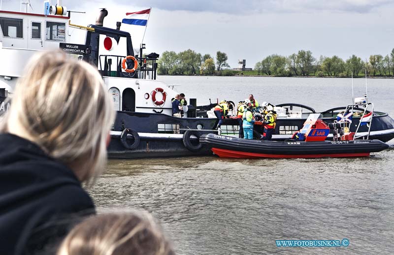 13042702.jpg - FOTOOPDRACHT:Dordrecht:27-04-2013:Koninklijke Nederlandse Redding Maatschappij (KNRM) haar landelijke open dag. Dé dag om actief kennis te maken met het werk, de professionele vrijwilligers en het materieel van de KNRM. ondersteund door de Ambulance diensten en brandweer en rijkswaterstaat. Foto bij KNRM reddingstation Dordrecht Zuid aan de Rijksstraatweg 365 worden diverse reddingsdemonstraties geven.Tijdens het jubileumjaar van KNRM Reddingstation Dordrecht bent u natuurlijk van harte welkom op het reddingstation.Deze digitale foto blijft eigendom van FOTOPERSBURO BUSINK. Wij hanteren de voorwaarden van het N.V.F. en N.V.J. Gebruik van deze foto impliceert dat u bekend bent  en akkoord gaat met deze voorwaarden bij publicatie.EB/ETIENNE BUSINK