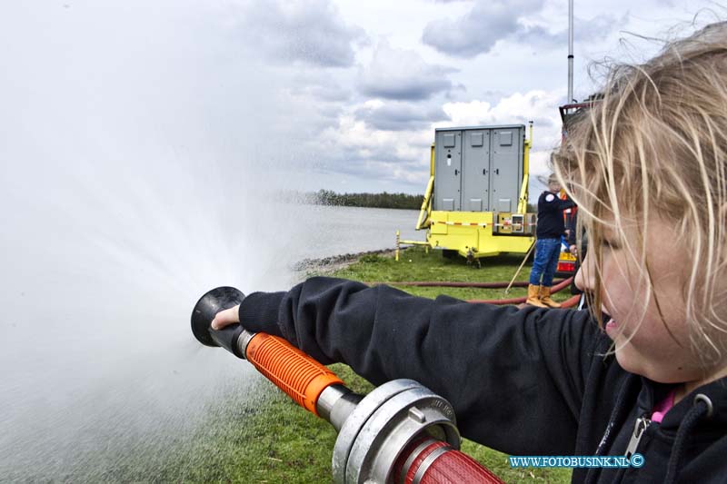 13042703.jpg - FOTOOPDRACHT:Dordrecht:27-04-2013:Koninklijke Nederlandse Redding Maatschappij (KNRM) haar landelijke open dag. Dé dag om actief kennis te maken met het werk, de professionele vrijwilligers en het materieel van de KNRM. ondersteund door de Ambulance diensten en brandweer en rijkswaterstaat. Foto bij KNRM reddingstation Dordrecht Zuid aan de Rijksstraatweg 365 worden diverse reddingsdemonstraties geven.Tijdens het jubileumjaar van KNRM Reddingstation Dordrecht bent u natuurlijk van harte welkom op het reddingstation.Deze digitale foto blijft eigendom van FOTOPERSBURO BUSINK. Wij hanteren de voorwaarden van het N.V.F. en N.V.J. Gebruik van deze foto impliceert dat u bekend bent  en akkoord gaat met deze voorwaarden bij publicatie.EB/ETIENNE BUSINK