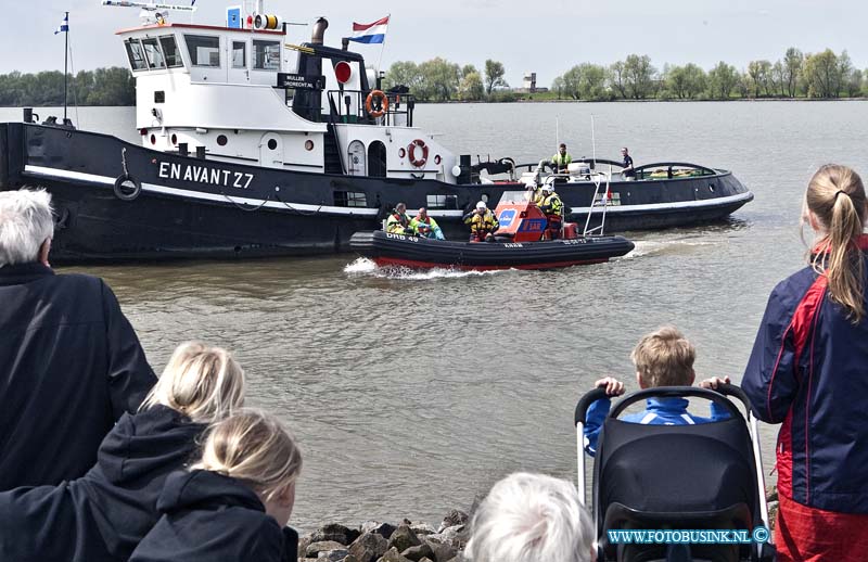 13042704.jpg - FOTOOPDRACHT:Dordrecht:27-04-2013:Koninklijke Nederlandse Redding Maatschappij (KNRM) haar landelijke open dag. Dé dag om actief kennis te maken met het werk, de professionele vrijwilligers en het materieel van de KNRM. ondersteund door de Ambulance diensten en brandweer en rijkswaterstaat. Foto bij KNRM reddingstation Dordrecht Zuid aan de Rijksstraatweg 365 worden diverse reddingsdemonstraties geven.Tijdens het jubileumjaar van KNRM Reddingstation Dordrecht bent u natuurlijk van harte welkom op het reddingstation.Deze digitale foto blijft eigendom van FOTOPERSBURO BUSINK. Wij hanteren de voorwaarden van het N.V.F. en N.V.J. Gebruik van deze foto impliceert dat u bekend bent  en akkoord gaat met deze voorwaarden bij publicatie.EB/ETIENNE BUSINK