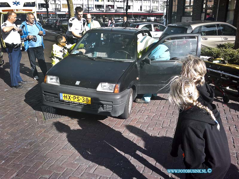 13043004.jpg - FOTOOPDRACHT:Dordrecht:30-04-2013:Bij een aanrijding tussen twee auto's waarvan er 1 achter uit reed van een parkeerhaven op het Admiraalsplein. er raakte 1 bestuurder gewond. Het ambulance personeel nam de gewonde man met nek kraag mee naar het ziekenhuis.Deze digitale foto blijft eigendom van FOTOPERSBURO BUSINK. Wij hanteren de voorwaarden van het N.V.F. en N.V.J. Gebruik van deze foto impliceert dat u bekend bent  en akkoord gaat met deze voorwaarden bij publicatie.EB/ETIENNE BUSINK