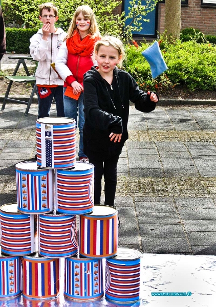 13043007.jpg - FOTOOPDRACHT:Dordrecht:30-04-2013:Laatste oud hollandse kinderspellen koninginnendag. vrijmarkt en oud hollandse speeltjes in wijk Sterrenburg op de Kinkelenburg. Vele kinderen hadden zeer fijne en goed verkopende koninginnendag ook werkte het weer goed mee met ruime zon.Deze digitale foto blijft eigendom van FOTOPERSBURO BUSINK. Wij hanteren de voorwaarden van het N.V.F. en N.V.J. Gebruik van deze foto impliceert dat u bekend bent  en akkoord gaat met deze voorwaarden bij publicatie.EB/ETIENNE BUSINK