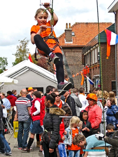 13043008.jpg - FOTOOPDRACHT:Dordrecht:30-04-2013:Laatste oud hollandse kinderspellen koninginnendag. vrijmarkt en oud hollandse speeltjes in wijk Sterrenburg op de Kinkelenburg. Vele kinderen hadden zeer fijne en goed verkopende koninginnendag ook werkte het weer goed mee met ruime zon.Deze digitale foto blijft eigendom van FOTOPERSBURO BUSINK. Wij hanteren de voorwaarden van het N.V.F. en N.V.J. Gebruik van deze foto impliceert dat u bekend bent  en akkoord gaat met deze voorwaarden bij publicatie.EB/ETIENNE BUSINK