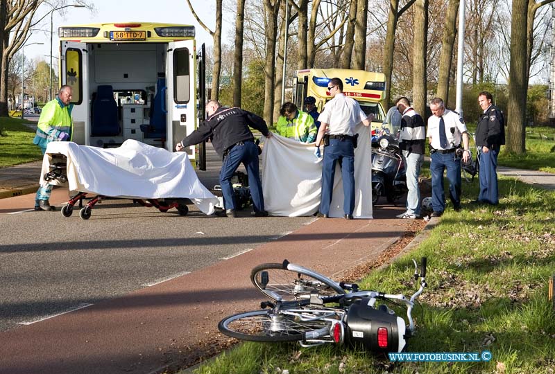 13043009.jpg - FOTOOPDRACHT:Dordrecht:30-04-2013:Dordrecht Bij een ernstige ongeval op de Dubbelsteijnlaan is een mevr. zwaargewond geraakt door een val op straat met een fiets.de trauma helikopter kwam ter plaatse om het Ambulance personeel te hulp te schieten. Over de toedracht van het ongeval is nog niet veel te zeggen. De weg was even afgesloten voor het verkeer, de politie stelt een onderzoek in naar de toedracht van dit ongeval.Deze digitale foto blijft eigendom van FOTOPERSBURO BUSINK. Wij hanteren de voorwaarden van het N.V.F. en N.V.J. Gebruik van deze foto impliceert dat u bekend bent  en akkoord gaat met deze voorwaarden bij publicatie.EB/ETIENNE BUSINK