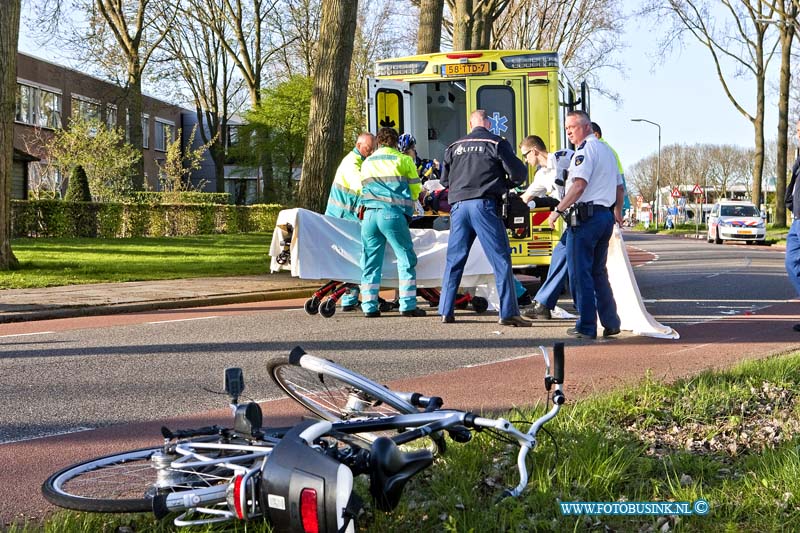 13043010.jpg - FOTOOPDRACHT:Dordrecht:30-04-2013:Dordrecht Bij een ernstige ongeval op de Dubbelsteijnlaan is een mevr. zwaargewond geraakt door een val op straat met een fiets.de trauma helikopter kwam ter plaatse om het Ambulance personeel te hulp te schieten. Over de toedracht van het ongeval is nog niet veel te zeggen. De weg was even afgesloten voor het verkeer, de politie stelt een onderzoek in naar de toedracht van dit ongeval.Deze digitale foto blijft eigendom van FOTOPERSBURO BUSINK. Wij hanteren de voorwaarden van het N.V.F. en N.V.J. Gebruik van deze foto impliceert dat u bekend bent  en akkoord gaat met deze voorwaarden bij publicatie.EB/ETIENNE BUSINK