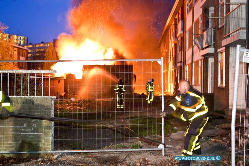 13050101.jpg - FOTOOPDRACHT:Dordrecht:01-05-2013:Een uitslaande brand heeft een theehuis en schuurtjes verwoest aan de Pattersweg / Adriaan Ostadestraat. De brandweer had nodig hinder van het hek werk dat open geslijpen moest worden, maar kon toch snel de brandblussen. De brand is mogelijk aangestoken.Deze digitale foto blijft eigendom van FOTOPERSBURO BUSINK. Wij hanteren de voorwaarden van het N.V.F. en N.V.J. Gebruik van deze foto impliceert dat u bekend bent  en akkoord gaat met deze voorwaarden bij publicatie.EB/ETIENNE BUSINK