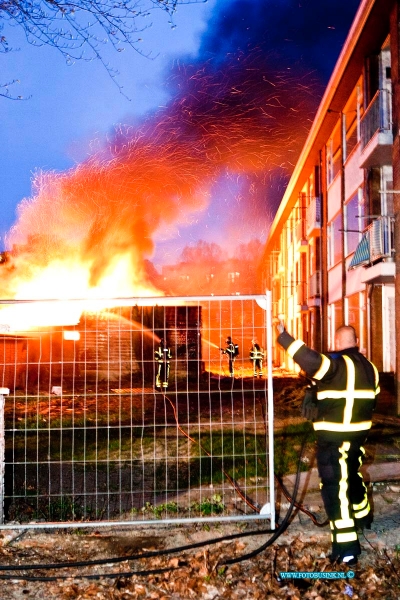 13050102.jpg - FOTOOPDRACHT:Dordrecht:01-05-2013:Een uitslaande brand heeft een theehuis en schuurtjes verwoest aan de Pattersweg / Adriaan Ostadestraat. De brandweer had nodig hinder van het hek werk dat open geslijpen moest worden, maar kon toch snel de brandblussen. De brand is mogelijk aangestoken.Deze digitale foto blijft eigendom van FOTOPERSBURO BUSINK. Wij hanteren de voorwaarden van het N.V.F. en N.V.J. Gebruik van deze foto impliceert dat u bekend bent  en akkoord gaat met deze voorwaarden bij publicatie.EB/ETIENNE BUSINK