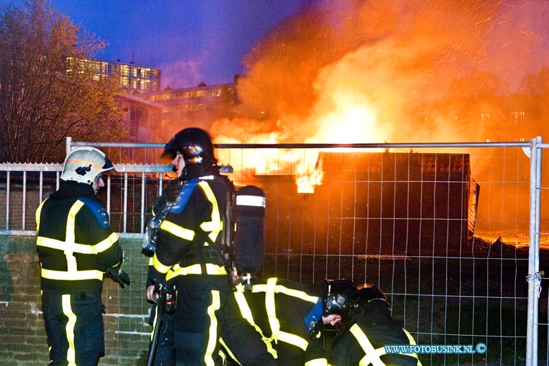 13050103.jpg - FOTOOPDRACHT:Dordrecht:01-05-2013:Een uitslaande brand heeft een theehuis en schuurtjes verwoest aan de Pattersweg / Adriaan Ostadestraat. De brandweer had nodig hinder van het hek werk dat open geslijpen moest worden, maar kon toch snel de brandblussen. De brand is mogelijk aangestoken.Deze digitale foto blijft eigendom van FOTOPERSBURO BUSINK. Wij hanteren de voorwaarden van het N.V.F. en N.V.J. Gebruik van deze foto impliceert dat u bekend bent  en akkoord gaat met deze voorwaarden bij publicatie.EB/ETIENNE BUSINK