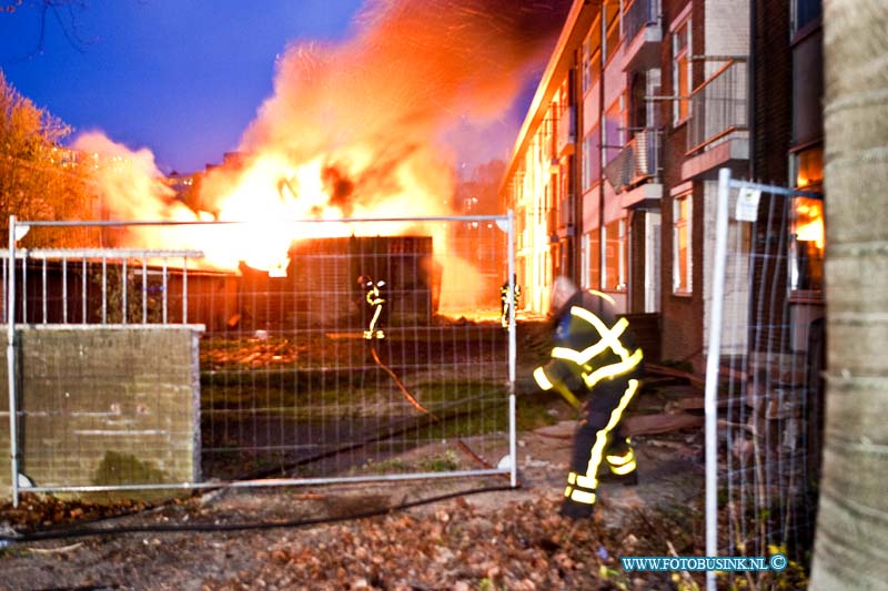 13050105.jpg - FOTOOPDRACHT:Dordrecht:01-05-2013:Een uitslaande brand heeft een theehuis en schuurtjes verwoest aan de Pattersweg / Adriaan Ostadestraat. De brandweer had nodig hinder van het hek werk dat open geslijpen moest worden, maar kon toch snel de brandblussen. De brand is mogelijk aangestoken.Deze digitale foto blijft eigendom van FOTOPERSBURO BUSINK. Wij hanteren de voorwaarden van het N.V.F. en N.V.J. Gebruik van deze foto impliceert dat u bekend bent  en akkoord gaat met deze voorwaarden bij publicatie.EB/ETIENNE BUSINK