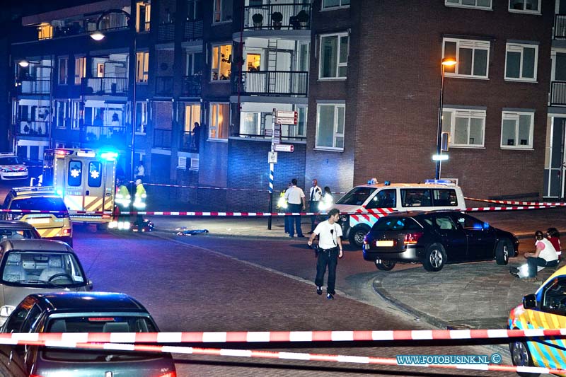 13050301.jpg - FOTOOPDRACHT:Dordrecht:03-05-2013:Bij een steekincident op de Torenstraat in de Dordtse wijk Blijehoek is 1 persoon zwaargewond geraakt, een Trauma Team Helikopter kwam hulp bieden aan het Ambulance personeel op straat. Het slachtoffer is met spoed naar een ziekenhuis vervoert. De politie verhoorde een getuigen en gaat opzoek naar sporen op het plaats van de steekpartij. De dader is nog voortvluchtig.Deze digitale foto blijft eigendom van FOTOPERSBURO BUSINK. Wij hanteren de voorwaarden van het N.V.F. en N.V.J. Gebruik van deze foto impliceert dat u bekend bent  en akkoord gaat met deze voorwaarden bij publicatie.EB/ETIENNE BUSINK