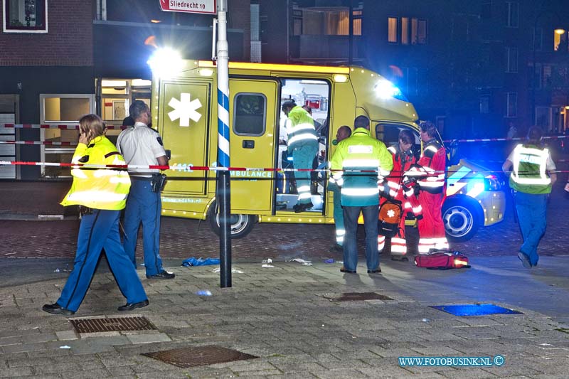 13050302.jpg - FOTOOPDRACHT:Dordrecht:03-05-2013:Bij een steekincident op de Torenstraat in de Dordtse wijk Blijehoek is 1 persoon zwaargewond geraakt, een Trauma Team Helikopter kwam hulp bieden aan het Ambulance personeel op straat. Het slachtoffer is met spoed naar een ziekenhuis vervoert. De politie verhoorde een getuigen en gaat opzoek naar sporen op het plaats van de steekpartij. De dader is nog voortvluchtig.Deze digitale foto blijft eigendom van FOTOPERSBURO BUSINK. Wij hanteren de voorwaarden van het N.V.F. en N.V.J. Gebruik van deze foto impliceert dat u bekend bent  en akkoord gaat met deze voorwaarden bij publicatie.EB/ETIENNE BUSINK