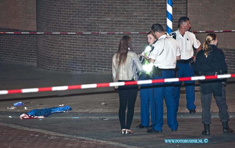 13050303.jpg - FOTOOPDRACHT:Dordrecht:03-05-2013:Bij een steekincident op de Torenstraat in de Dordtse wijk Blijehoek is 1 persoon zwaargewond geraakt, een Trauma Team Helikopter kwam hulp bieden aan het Ambulance personeel op straat. Het slachtoffer is met spoed naar een ziekenhuis vervoert. De politie verhoorde een getuigen en gaat opzoek naar sporen op het plaats van de steekpartij. De dader is nog voortvluchtig.Deze digitale foto blijft eigendom van FOTOPERSBURO BUSINK. Wij hanteren de voorwaarden van het N.V.F. en N.V.J. Gebruik van deze foto impliceert dat u bekend bent  en akkoord gaat met deze voorwaarden bij publicatie.EB/ETIENNE BUSINK