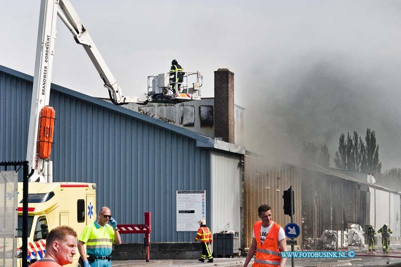 13050601.jpg - FOTOOPDRACHT:Dordrecht:06-05-2013:Uitlsaande brand bij Peute Recycling aan de veerplaat 40. Er is door de brandweer groot alarm geslagen door sein een grote brand te geven. Het is niet de eerste keer dat de vuurbestrijders bij het bedrijf aan de slag moeten. De brand woest in 1 van de opslagloden van het bedrijf, het is niet bekend hoe lang het blussen gaat duren en hoe de brand heeft kunnen ontstaan.Deze digitale foto blijft eigendom van FOTOPERSBURO BUSINK. Wij hanteren de voorwaarden van het N.V.F. en N.V.J. Gebruik van deze foto impliceert dat u bekend bent  en akkoord gaat met deze voorwaarden bij publicatie.EB/ETIENNE BUSINK