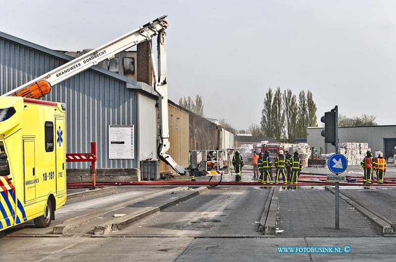 13050602.jpg - FOTOOPDRACHT:Dordrecht:06-05-2013:Uitlsaande brand bij Peute Recycling aan de veerplaat 40. Er is door de brandweer groot alarm geslagen door sein een grote brand te geven. Het is niet de eerste keer dat de vuurbestrijders bij het bedrijf aan de slag moeten. De brand woest in 1 van de opslagloden van het bedrijf, het is niet bekend hoe lang het blussen gaat duren en hoe de brand heeft kunnen ontstaan.Deze digitale foto blijft eigendom van FOTOPERSBURO BUSINK. Wij hanteren de voorwaarden van het N.V.F. en N.V.J. Gebruik van deze foto impliceert dat u bekend bent  en akkoord gaat met deze voorwaarden bij publicatie.EB/ETIENNE BUSINK