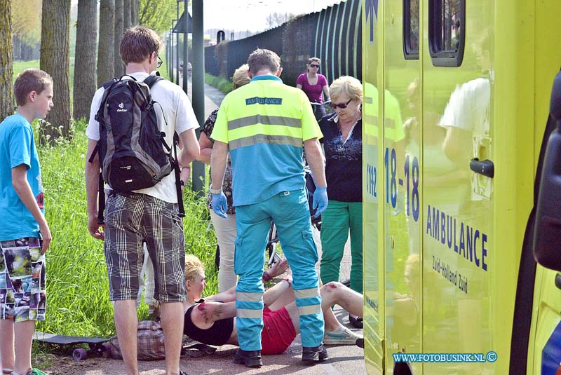 13050603.jpg - FOTOOPDRACHT:Dordrecht:06-05-2013:Skateboarder gevallen fietspad N3, het Ambulance persoon bekeek het meisje dat flinke schaaf wonden heeft van de val met haar skateboard.Deze digitale foto blijft eigendom van FOTOPERSBURO BUSINK. Wij hanteren de voorwaarden van het N.V.F. en N.V.J. Gebruik van deze foto impliceert dat u bekend bent  en akkoord gaat met deze voorwaarden bij publicatie.EB/ETIENNE BUSINK