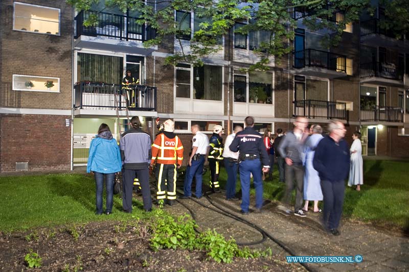 13050901.jpg - FOTOOPDRACHT:Dordrecht:09-05-2013:Een middel brand in een kelderbox aan de Thorbeckeweg 285 heeft van nacht voor grote paniek gezorgt onder de bwoners van de flat. Door de enorme rook ontwikkeling konden de bewoners van de flat hun woningen niet meer uit. De brandweer zetten een extra eenheid in om bewoners te evacueren en de brand in de klederbox  te blussen. De poltie onderzoekt wat de oorzaak van de brand kan zijn.Deze digitale foto blijft eigendom van FOTOPERSBURO BUSINK. Wij hanteren de voorwaarden van het N.V.F. en N.V.J. Gebruik van deze foto impliceert dat u bekend bent  en akkoord gaat met deze voorwaarden bij publicatie.EB/ETIENNE BUSINK