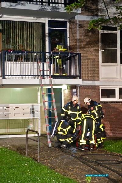 13050902.jpg - FOTOOPDRACHT:Dordrecht:09-05-2013:Een middel brand in een kelderbox aan de Thorbeckeweg 285 heeft van nacht voor grote paniek gezorgt onder de bwoners van de flat. Door de enorme rook ontwikkeling konden de bewoners van de flat hun woningen niet meer uit. De brandweer zetten een extra eenheid in om bewoners te evacueren en de brand in de klederbox  te blussen. De poltie onderzoekt wat de oorzaak van de brand kan zijn.Deze digitale foto blijft eigendom van FOTOPERSBURO BUSINK. Wij hanteren de voorwaarden van het N.V.F. en N.V.J. Gebruik van deze foto impliceert dat u bekend bent  en akkoord gaat met deze voorwaarden bij publicatie.EB/ETIENNE BUSINK