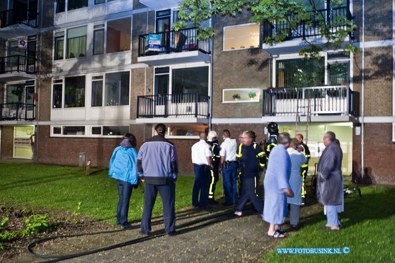 13050903.jpg - FOTOOPDRACHT:Dordrecht:09-05-2013:Een middel brand in een kelderbox aan de Thorbeckeweg 285 heeft van nacht voor grote paniek gezorgt onder de bwoners van de flat. Door de enorme rook ontwikkeling konden de bewoners van de flat hun woningen niet meer uit. De brandweer zetten een extra eenheid in om bewoners te evacueren en de brand in de klederbox  te blussen. De poltie onderzoekt wat de oorzaak van de brand kan zijn.Deze digitale foto blijft eigendom van FOTOPERSBURO BUSINK. Wij hanteren de voorwaarden van het N.V.F. en N.V.J. Gebruik van deze foto impliceert dat u bekend bent  en akkoord gaat met deze voorwaarden bij publicatie.EB/ETIENNE BUSINK