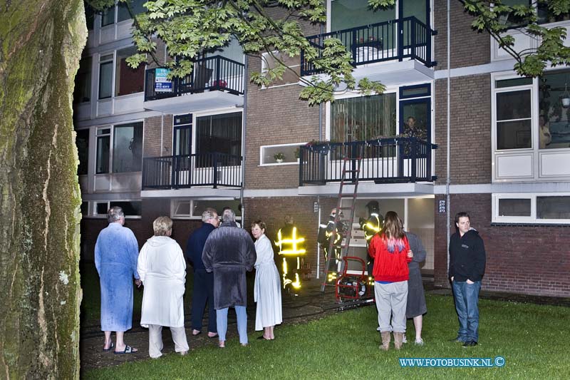 13050904.jpg - FOTOOPDRACHT:Dordrecht:09-05-2013:Een middel brand in een kelderbox aan de Thorbeckeweg 285 heeft van nacht voor grote paniek gezorgt onder de bwoners van de flat. Door de enorme rook ontwikkeling konden de bewoners van de flat hun woningen niet meer uit. De brandweer zetten een extra eenheid in om bewoners te evacueren en de brand in de klederbox  te blussen. De poltie onderzoekt wat de oorzaak van de brand kan zijn.Deze digitale foto blijft eigendom van FOTOPERSBURO BUSINK. Wij hanteren de voorwaarden van het N.V.F. en N.V.J. Gebruik van deze foto impliceert dat u bekend bent  en akkoord gaat met deze voorwaarden bij publicatie.EB/ETIENNE BUSINK