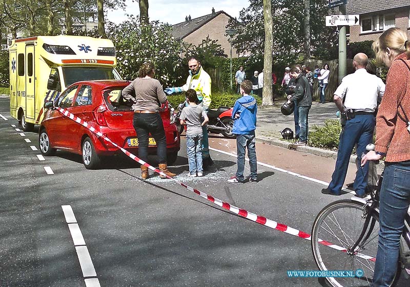 13051501.jpg - FOTOOPDRACHT:Dordrecht:15-05-Aanrijding Prattenburg - Galileilaan tussen Auto en een motorfiest. zowel de inzittende van de auto als de ebstuurder van de motorfiets raakte licht gewond. het ambulance personeel keer de lichtgewonde peronen na. De motorfiester reed achter op de  auto.Deze digitale foto blijft eigendom van FOTOPERSBURO BUSINK. Wij hanteren de voorwaarden van het N.V.F. en N.V.J. Gebruik van deze foto impliceert dat u bekend bent  en akkoord gaat met deze voorwaarden bij publicatie.EB/ETIENNE BUSINK