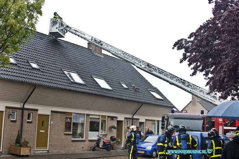 13051601.jpg - FOTOOPDRACHT:Zwijndrecht:17-05-2013:In de Prins Mauritsstraat werd melding gemaakt van een zolderbrand  maar was een schoorsteenbrand, de bewoner probeerde de kachel uit maar ging niet volgens plan, de brandweer bluste de schoonsteenbrand.Deze digitale foto blijft eigendom van FOTOPERSBURO BUSINK. Wij hanteren de voorwaarden van het N.V.F. en N.V.J. Gebruik van deze foto impliceert dat u bekend bent  en akkoord gaat met deze voorwaarden bij publicatie.EB/ETIENNE BUSINK