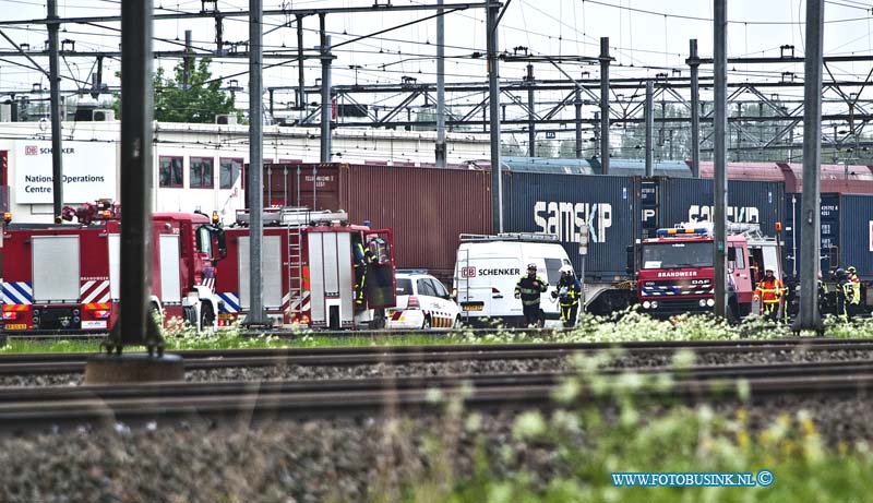 13051701.jpg - FOTOOPDRACHT:Zwijndrecht:17-05-2013:Op het rangeer terrein van Prorail te kijfhoek is vanmorgen een groot ongeval gebeurt, de brandweer rukte met groot materieel uit en verleende bij stand aan het spoorweg personeel ter plaatse. Tot zover nu bekend was er geen gevaar voor de omgeving, wel waren er diverse wagons met gevaarlijke stoffen. Het gespecialiseerde personeel van Prorail gaat aan het werk om de problemen na het ongeval op te ruimen. Het zal nog lange tijd duren voor dat het stuk waar de trein op gerangeerd staat wordt vrijgeven, en weer gebruikt kan worden.Deze digitale foto blijft eigendom van FOTOPERSBURO BUSINK. Wij hanteren de voorwaarden van het N.V.F. en N.V.J. Gebruik van deze foto impliceert dat u bekend bent  en akkoord gaat met deze voorwaarden bij publicatie.EB/ETIENNE BUSINK