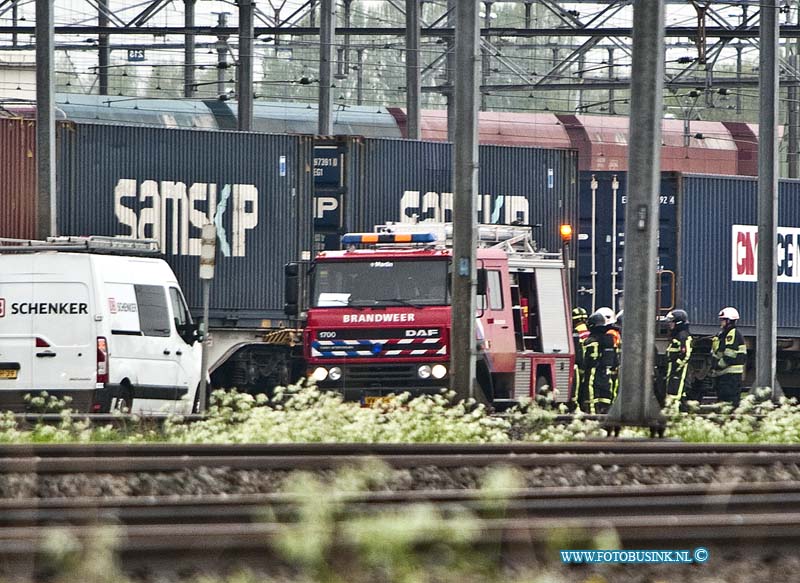 13051702.jpg - FOTOOPDRACHT:Zwijndrecht:17-05-2013:Op het rangeer terrein van Prorail te kijfhoek is vanmorgen een groot ongeval gebeurt, de brandweer rukte met groot materieel uit en verleende bij stand aan het spoorweg personeel ter plaatse. Tot zover nu bekend was er geen gevaar voor de omgeving, wel waren er diverse wagons met gevaarlijke stoffen. Het gespecialiseerde personeel van Prorail gaat aan het werk om de problemen na het ongeval op te ruimen. Het zal nog lange tijd duren voor dat het stuk waar de trein op gerangeerd staat wordt vrijgeven, en weer gebruikt kan worden.Deze digitale foto blijft eigendom van FOTOPERSBURO BUSINK. Wij hanteren de voorwaarden van het N.V.F. en N.V.J. Gebruik van deze foto impliceert dat u bekend bent  en akkoord gaat met deze voorwaarden bij publicatie.EB/ETIENNE BUSINK