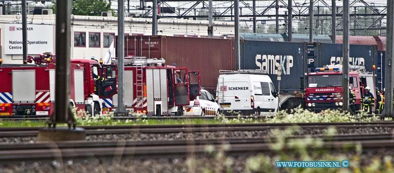 13051703.jpg - FOTOOPDRACHT:Zwijndrecht:17-05-2013:Op het rangeer terrein van Prorail te kijfhoek is vanmorgen een groot ongeval gebeurt, de brandweer rukte met groot materieel uit en verleende bij stand aan het spoorweg personeel ter plaatse. Tot zover nu bekend was er geen gevaar voor de omgeving, wel waren er diverse wagons met gevaarlijke stoffen. Het gespecialiseerde personeel van Prorail gaat aan het werk om de problemen na het ongeval op te ruimen. Het zal nog lange tijd duren voor dat het stuk waar de trein op gerangeerd staat wordt vrijgeven, en weer gebruikt kan worden.Deze digitale foto blijft eigendom van FOTOPERSBURO BUSINK. Wij hanteren de voorwaarden van het N.V.F. en N.V.J. Gebruik van deze foto impliceert dat u bekend bent  en akkoord gaat met deze voorwaarden bij publicatie.EB/ETIENNE BUSINK