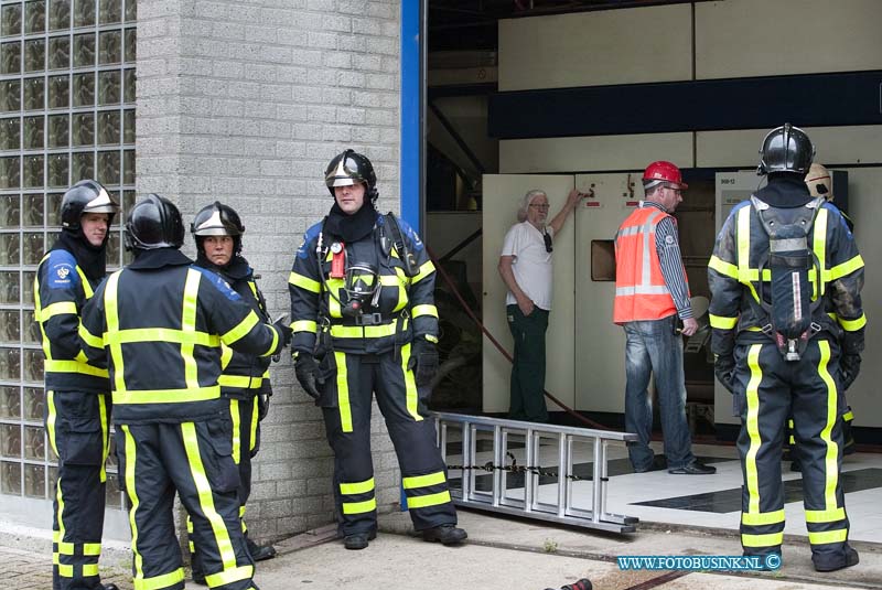 13051704.jpg - FOTOOPDRACHT:Dordrecht:17-05-2013:Bij een Middel brand Bij koffiebranderij ICS aan de Leegwaterstraat, rukte de brandweer met groot matrieel uit, in de branderij waren problemen ontstaan door dat de machine waar de koffie wordt vermalen te warm werd en brand ontstond. Met behulp van het personeel en een bedrijf die de machine onderhoud, werd de brand geblust. De straat was langetijd afgesloten voor verkeer.Deze digitale foto blijft eigendom van FOTOPERSBURO BUSINK. Wij hanteren de voorwaarden van het N.V.F. en N.V.J. Gebruik van deze foto impliceert dat u bekend bent  en akkoord gaat met deze voorwaarden bij publicatie.EB/ETIENNE BUSINK