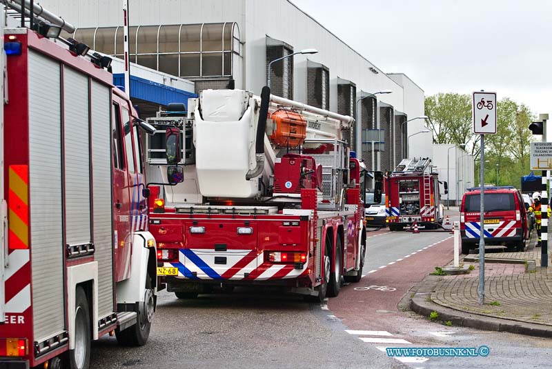 13051705.jpg - FOTOOPDRACHT:Dordrecht:17-05-2013:Bij een Middel brand Bij koffiebranderij ICS aan de Leegwaterstraat, rukte de brandweer met groot matrieel uit, in de branderij waren problemen ontstaan door dat de machine waar de koffie wordt vermalen te warm werd en brand ontstond. Met behulp van het personeel en een bedrijf die de machine onderhoud, werd de brand geblust. De straat was langetijd afgesloten voor verkeer.Deze digitale foto blijft eigendom van FOTOPERSBURO BUSINK. Wij hanteren de voorwaarden van het N.V.F. en N.V.J. Gebruik van deze foto impliceert dat u bekend bent  en akkoord gaat met deze voorwaarden bij publicatie.EB/ETIENNE BUSINK