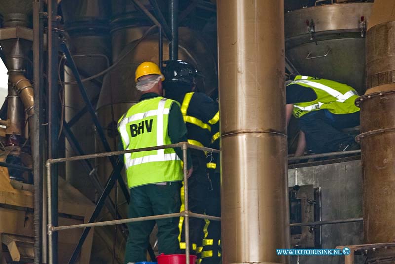 13051706.jpg - FOTOOPDRACHT:Dordrecht:17-05-2013:Bij een Middel brand Bij koffiebranderij ICS aan de Leegwaterstraat, rukte de brandweer met groot matrieel uit, in de branderij waren problemen ontstaan door dat de machine waar de koffie wordt vermalen te warm werd en brand ontstond. Met behulp van het personeel en een bedrijf die de machine onderhoud, werd de brand geblust. De straat was langetijd afgesloten voor verkeer.Deze digitale foto blijft eigendom van FOTOPERSBURO BUSINK. Wij hanteren de voorwaarden van het N.V.F. en N.V.J. Gebruik van deze foto impliceert dat u bekend bent  en akkoord gaat met deze voorwaarden bij publicatie.EB/ETIENNE BUSINK