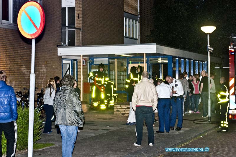 13060101.jpg - FOTOOPDRACHT:Dordrecht:01-06-2013:Aan het van bosseplantsoen 109 stond vanavond een schuur in de brand. De brandweer bluste vuur in de flat berging de bewoners kwamen massaal op de brand in de flat af. Ook veel bewoners van de flat waren de flat ontvlucht vanwegen de rook ontwikkeling.Deze digitale foto blijft eigendom van FOTOPERSBURO BUSINK. Wij hanteren de voorwaarden van het N.V.F. en N.V.J. Gebruik van deze foto impliceert dat u bekend bent  en akkoord gaat met deze voorwaarden bij publicatie.EB/ETIENNE BUSINK