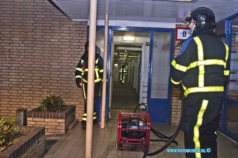 13060102.jpg - FOTOOPDRACHT:Dordrecht:01-06-2013:Aan het van bosseplantsoen 109 stond vanavond een schuur in de brand. De brandweer bluste vuur in de flat berging de bewoners kwamen massaal op de brand in de flat af. Ook veel bewoners van de flat waren de flat ontvlucht vanwegen de rook ontwikkeling.Deze digitale foto blijft eigendom van FOTOPERSBURO BUSINK. Wij hanteren de voorwaarden van het N.V.F. en N.V.J. Gebruik van deze foto impliceert dat u bekend bent  en akkoord gaat met deze voorwaarden bij publicatie.EB/ETIENNE BUSINK