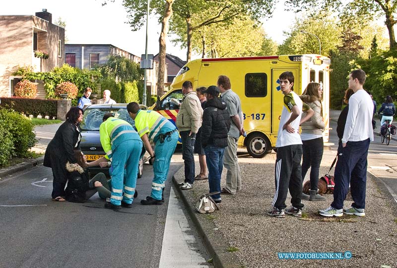 13060301.jpg - FOTOOPDRACHT:Dordrecht:03-06-2013:Aanrijding aanrijding fietser - auto de jagerweg, het meisje sloeg met haar fiets na de aanrijding over de kop en werd door het ambulance personeel grondig na gekeken.Deze digitale foto blijft eigendom van FOTOPERSBURO BUSINK. Wij hanteren de voorwaarden van het N.V.F. en N.V.J. Gebruik van deze foto impliceert dat u bekend bent  en akkoord gaat met deze voorwaarden bij publicatie.EB/ETIENNE BUSINK