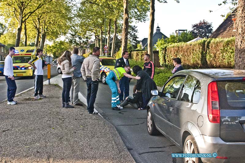 13060302.jpg - FOTOOPDRACHT:Dordrecht:03-06-2013:Aanrijding aanrijding fietser - auto de jagerweg, het meisje sloeg met haar fiets na de aanrijding over de kop en werd door het ambulance personeel grondig na gekeken.Deze digitale foto blijft eigendom van FOTOPERSBURO BUSINK. Wij hanteren de voorwaarden van het N.V.F. en N.V.J. Gebruik van deze foto impliceert dat u bekend bent  en akkoord gaat met deze voorwaarden bij publicatie.EB/ETIENNE BUSINK