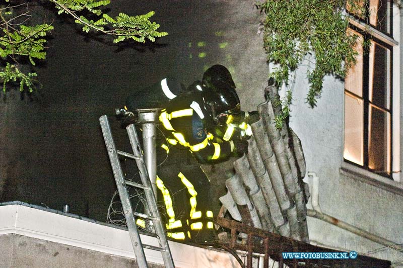 13060402.jpg - FOTOOPDRACHT:Dordrecht:04-06-2013:een brand in het pand van Cafe de Tijd aan de voorstraat 170 te Dordrecht, heeft gisteren avond voor veel schade gezorgt. de brandweer was lange tijd bezig om de brand te blussen. Over de oorzaak van de brand kon men vannacht nog niets melden. De brand woede aan de achterzijde in een woning.Deze digitale foto blijft eigendom van FOTOPERSBURO BUSINK. Wij hanteren de voorwaarden van het N.V.F. en N.V.J. Gebruik van deze foto impliceert dat u bekend bent  en akkoord gaat met deze voorwaarden bij publicatie.EB/ETIENNE BUSINK