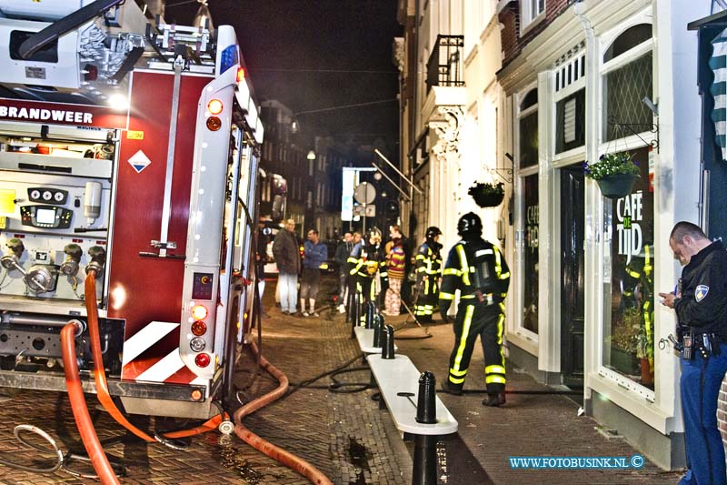 13060403.jpg - FOTOOPDRACHT:Dordrecht:04-06-2013:een brand in het pand van Cafe de Tijd aan de voorstraat 170 te Dordrecht, heeft gisteren avond voor veel schade gezorgt. de brandweer was lange tijd bezig om de brand te blussen. Over de oorzaak van de brand kon men vannacht nog niets melden. De brand woede aan de achterzijde in een woning.Deze digitale foto blijft eigendom van FOTOPERSBURO BUSINK. Wij hanteren de voorwaarden van het N.V.F. en N.V.J. Gebruik van deze foto impliceert dat u bekend bent  en akkoord gaat met deze voorwaarden bij publicatie.EB/ETIENNE BUSINK