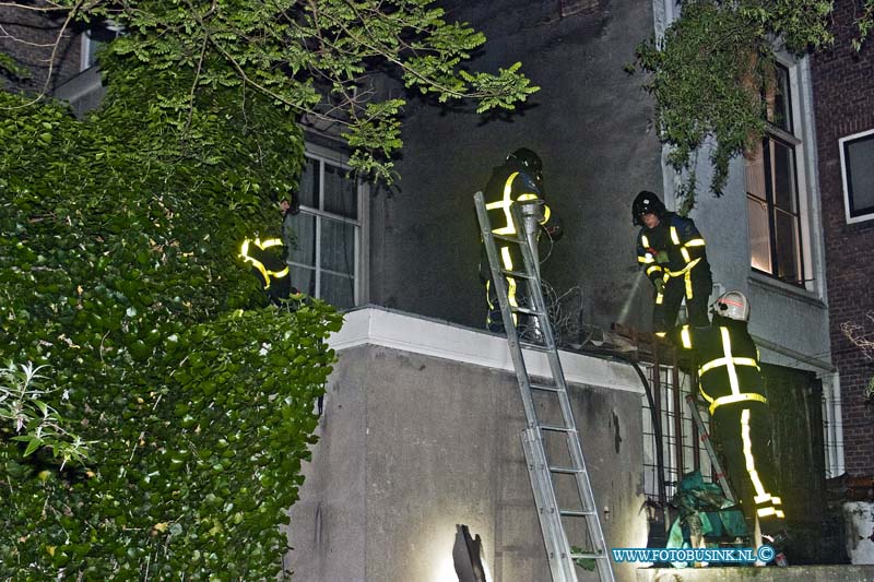 13060404.jpg - FOTOOPDRACHT:Dordrecht:04-06-2013:een brand in het pand van Cafe de Tijd aan de voorstraat 170 te Dordrecht, heeft gisteren avond voor veel schade gezorgt. de brandweer was lange tijd bezig om de brand te blussen. Over de oorzaak van de brand kon men vannacht nog niets melden. De brand woede aan de achterzijde in een woning.Deze digitale foto blijft eigendom van FOTOPERSBURO BUSINK. Wij hanteren de voorwaarden van het N.V.F. en N.V.J. Gebruik van deze foto impliceert dat u bekend bent  en akkoord gaat met deze voorwaarden bij publicatie.EB/ETIENNE BUSINK