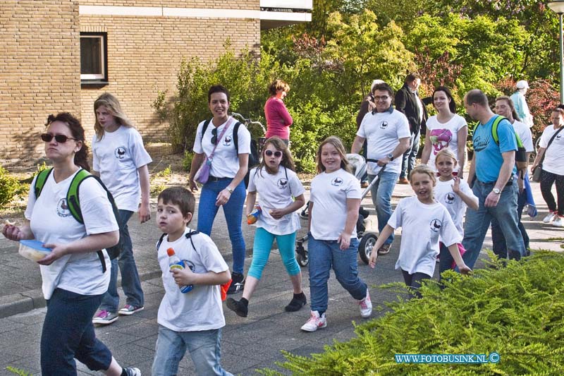 13060405.jpg - FOTOOPDRACHT:Dordrecht:04-06-2013:De eerste avond van de Dordtse avond vierdaagse ter hoogte van oranjelaan.Deze digitale foto blijft eigendom van FOTOPERSBURO BUSINK. Wij hanteren de voorwaarden van het N.V.F. en N.V.J. Gebruik van deze foto impliceert dat u bekend bent  en akkoord gaat met deze voorwaarden bij publicatie.EB/ETIENNE BUSINK