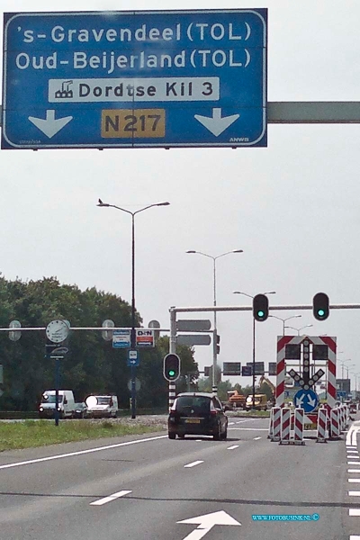 13061302.jpg - FOTOOPDRACHT:Dordrecht:11-06-2013:Afsluiting van de N217  aan de Dordtse kant. De Kiltunnel gaat twee tot vier nachten gedeeltelijk dicht. Daarbij blijft er altijd een richting open. Verkeer in de andere richting wordt omgeleid. Vanaf augustus tot en met oktober verplaatsen de werkzaamheden zich naar de N217 s-Gravendeelse kant.Deze digitale foto blijft eigendom van FOTOPERSBURO BUSINK. Wij hanteren de voorwaarden van het N.V.F. en N.V.J. Gebruik van deze foto impliceert dat u bekend bent  en akkoord gaat met deze voorwaarden bij publicatie.EB/ETIENNE BUSINK