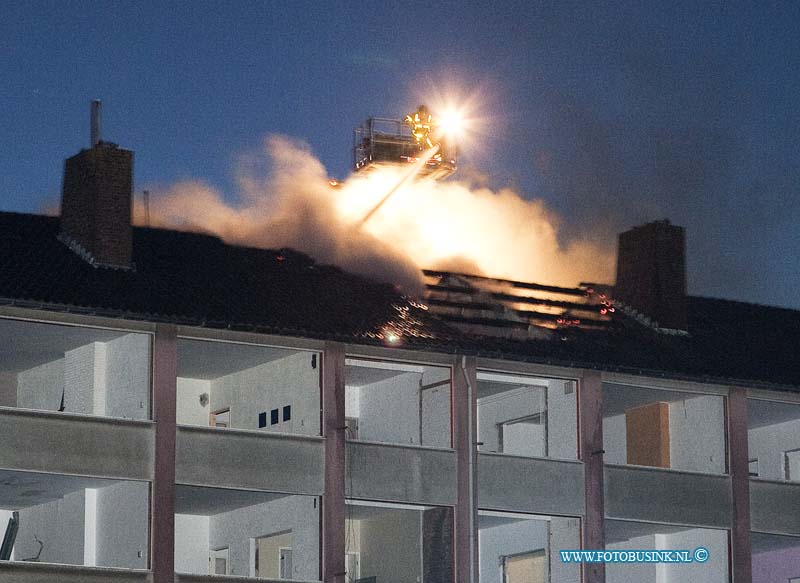 13061601.jpg - FOTOOPDRACHT:Dordrecht:16-06-2013:Uitslaande brand in sloop flat aan de Frans Narreboutstraat te Dordrecht. De brandweer heeft vannacht een brand met de in het dak van de sloop flat moeten blussen. Over de oorzaak van de brand vlat nog weinig te zeggen, mogelijk sliepen zwevers in de sloop flat.Deze digitale foto blijft eigendom van FOTOPERSBURO BUSINK. Wij hanteren de voorwaarden van het N.V.F. en N.V.J. Gebruik van deze foto impliceert dat u bekend bent  en akkoord gaat met deze voorwaarden bij publicatie.EB/ETIENNE BUSINK