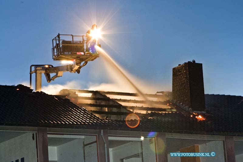 13061602.jpg - FOTOOPDRACHT:Dordrecht:16-06-2013:Uitslaande brand in sloop flat aan de Frans Narreboutstraat te Dordrecht. De brandweer heeft vannacht een brand met de in het dak van de sloop flat moeten blussen. Over de oorzaak van de brand vlat nog weinig te zeggen, mogelijk sliepen zwevers in de sloop flat.Deze digitale foto blijft eigendom van FOTOPERSBURO BUSINK. Wij hanteren de voorwaarden van het N.V.F. en N.V.J. Gebruik van deze foto impliceert dat u bekend bent  en akkoord gaat met deze voorwaarden bij publicatie.EB/ETIENNE BUSINK