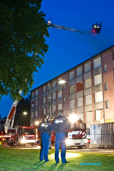 13061603.jpg - FOTOOPDRACHT:Dordrecht:16-06-2013:Uitslaande brand in sloop flat aan de Frans Narreboutstraat te Dordrecht. De brandweer heeft vannacht een brand met de in het dak van de sloop flat moeten blussen. Over de oorzaak van de brand vlat nog weinig te zeggen, mogelijk sliepen zwevers in de sloop flat.Deze digitale foto blijft eigendom van FOTOPERSBURO BUSINK. Wij hanteren de voorwaarden van het N.V.F. en N.V.J. Gebruik van deze foto impliceert dat u bekend bent  en akkoord gaat met deze voorwaarden bij publicatie.EB/ETIENNE BUSINK