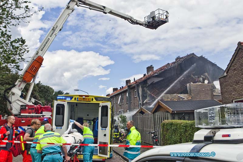 13062501.jpg - FOTOOPDRACHT:Dordrecht:25-06-2013:Een ontploffing in een woning aan de Johan Willem Frisostraat 42 in Dordrecht. De bewoner raakte zwaar gewond of er meerdere gewonden zijn in het rijtjes huizen is niet bekend. De trauma helikopter kwam helpen met de zwaar gewonde man. De brandweer heeft opgeschaald naar zeer groot ramp. De ruime omgeving is afgezet door de politie zodat hulp diensten hun werk kunden doen. De woningen staan op nominatie om gesloopt te worden, vele werden al tijdelijk bewoond. of dit is met de ontploffing te maken heeft is nog niet bekend. Deze digitale foto blijft eigendom van FOTOPERSBURO BUSINK. Wij hanteren de voorwaarden van het N.V.F. en N.V.J. Gebruik van deze foto impliceert dat u bekend bent  en akkoord gaat met deze voorwaarden bij publicatie.EB/ETIENNE BUSINK