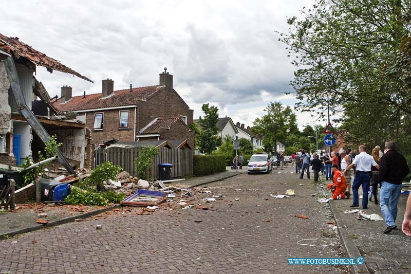 13062504.jpg - FOTOOPDRACHT:Dordrecht:25-06-2013:Een ontploffing in een woning aan de Johan Willem Frisostraat 42 in Dordrecht. De bewoner raakte zwaar gewond of er meerdere gewonden zijn in het rijtjes huizen is niet bekend. De trauma helikopter kwam helpen met de zwaar gewonde man. De brandweer heeft opgeschaald naar zeer groot ramp. De ruime omgeving is afgezet door de politie zodat hulp diensten hun werk kunden doen. De woningen staan op nominatie om gesloopt te worden, vele werden al tijdelijk bewoond. of dit is met de ontploffing te maken heeft is nog niet bekend. Deze digitale foto blijft eigendom van FOTOPERSBURO BUSINK. Wij hanteren de voorwaarden van het N.V.F. en N.V.J. Gebruik van deze foto impliceert dat u bekend bent  en akkoord gaat met deze voorwaarden bij publicatie.EB/ETIENNE BUSINK